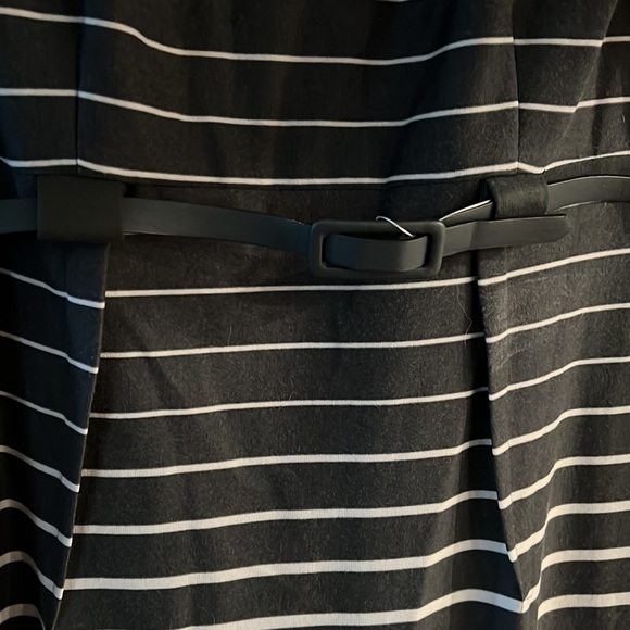 Form fitting striped dress - Picture 2 of 2